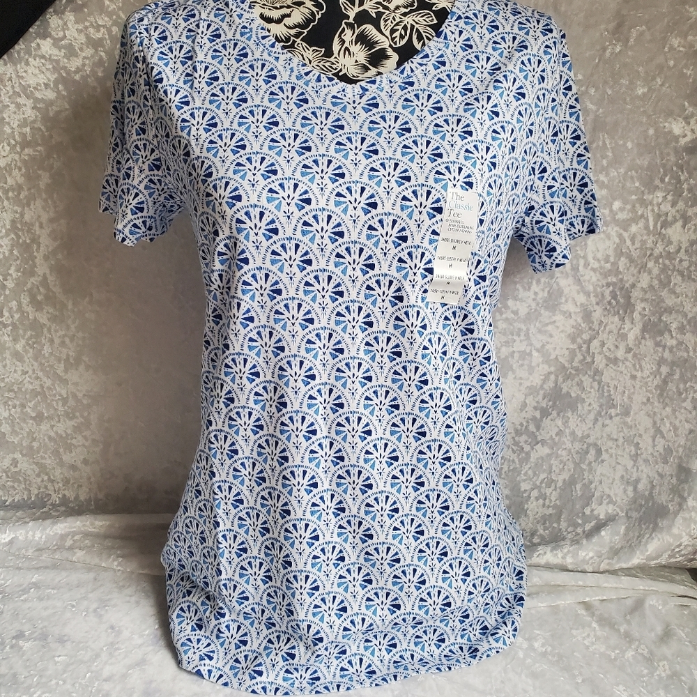 💙NWT WOMEN'S VNECK TEE